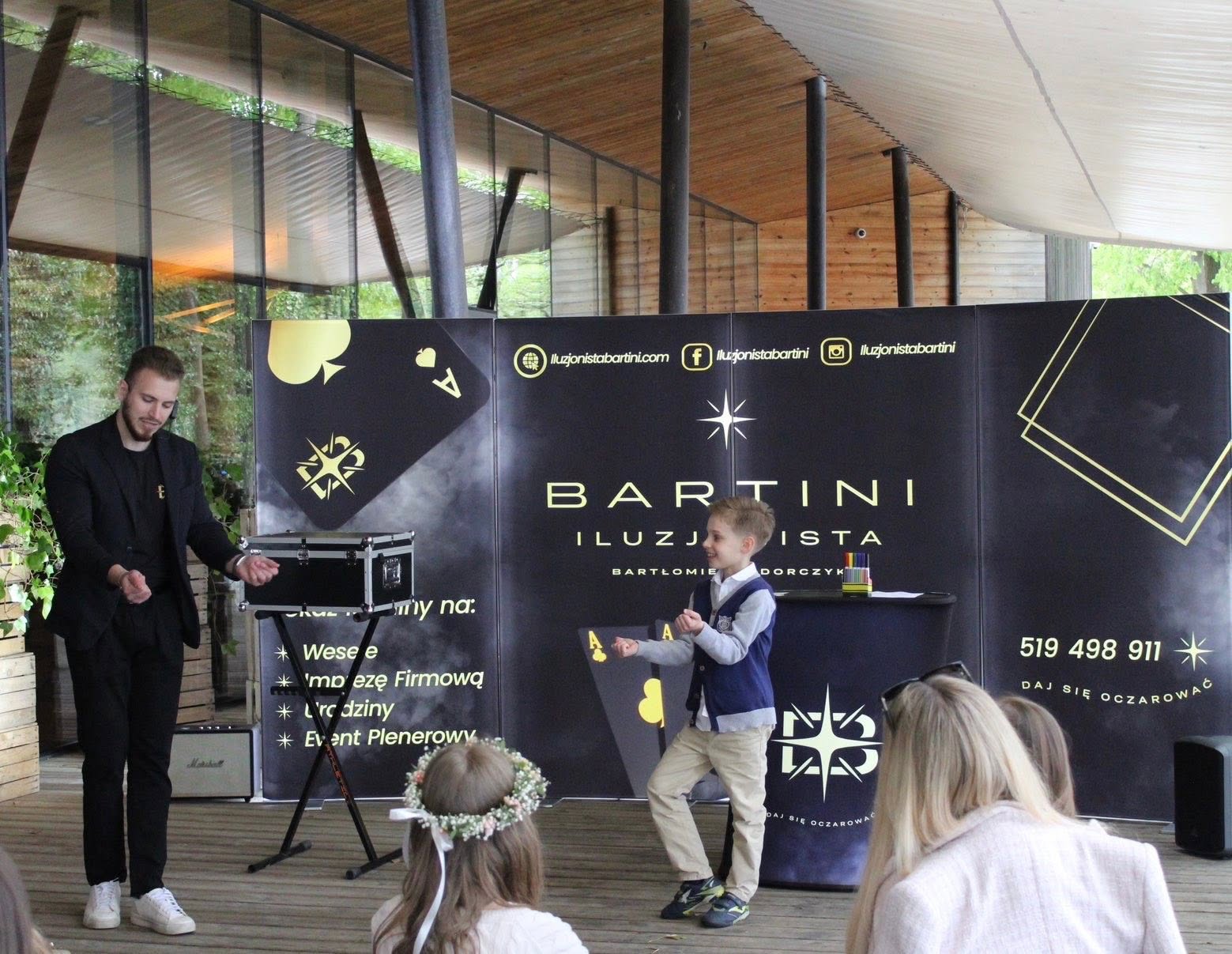 Pokaz iluzji na przyjęciu komunijnym w Restauracji Między Deskami pod Olsztynem – iluzjonista Bartini