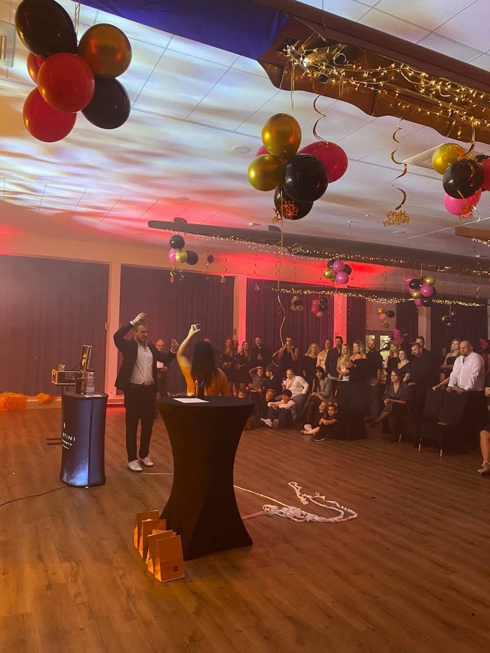 Pokaz iluzji na evencie firmowym w Hotelu Omega w Olsztynie – iluzjonista Bartini