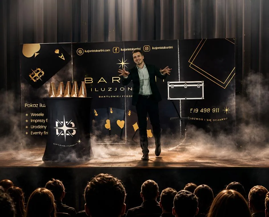 Bartini na scenie podczas pokazu iluzji – w dymie, przed pełną widownią