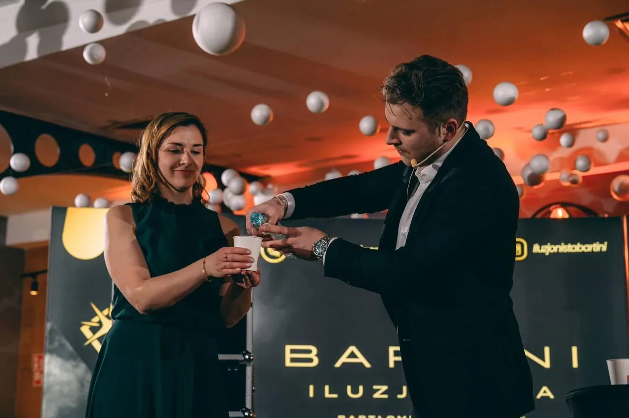 Bartini na scenie z uczestniczką pokazu